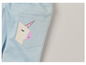 Un jean bleu clair avec une licorne sur la poche arrière.