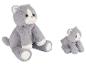 Deux chats en peluche gris, un grand et un petit, sont assis sur un fond blanc.
