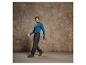 Homme avec un sweat-shirt bleu, un pantalon noir et des chaussures de randonnée