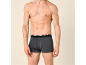 Homme torse nu, portant un boxer gris foncé avec une ceinture noire