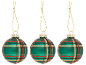 Trois boules de Noël vertes avec motif écossais rouge et or.