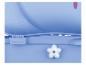 Gros plan d'un siège de bain bleu pour bébé avec un bouton blanc en forme d'étoile et des flèches.