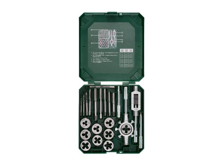 Un jeu de tarauds, d'outils de coupe et d'une filière.