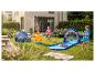 Enfants jouant avec un arroseur étoile de mer et un toboggan aquatique requin dans le jardin.