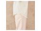 Pantalon en velours côtelé beige avec une chemise blanche