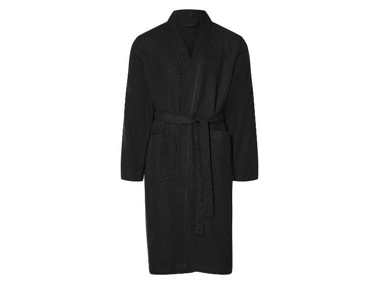 Peignoir de bain noir.