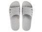 Une paire de tongs grises.