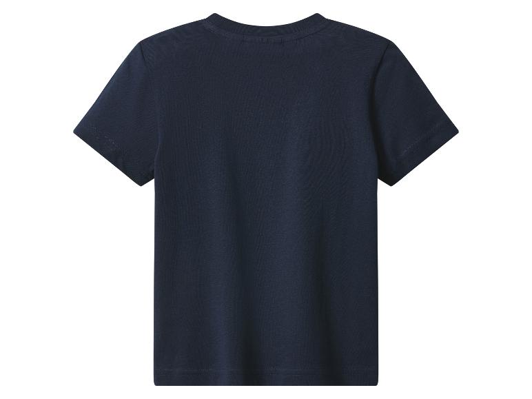 Un t-shirt bleu marine à manches courtes.