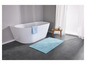 Une baignoire avec un tapis de bain bleu à motif ondulé.