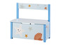 Un coffre à jouets en bois bleu avec un banc et un motif d'étoiles de mer et de coquillages.