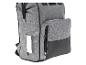 Un sac à dos gris avec des détails noirs et une petite poche blanche.