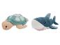 Deux peluches: une tortue marron et verte et un requin bleu.