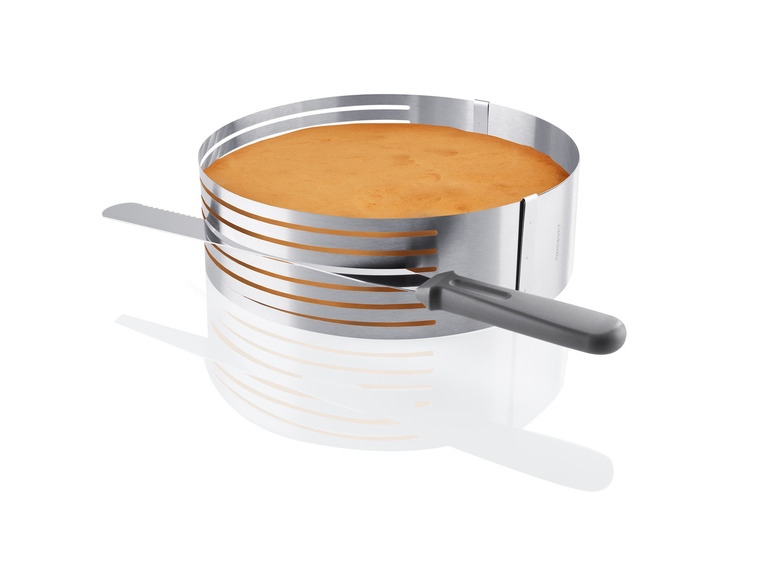 Un moule rond à gâteau avec un couteau à gâteau.