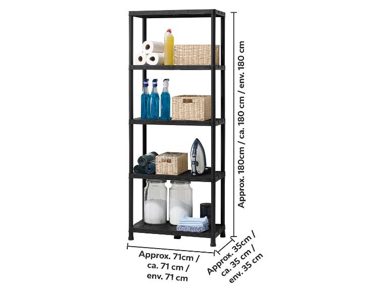Étagère en plastique noir avec produits de nettoyage, articles de lessive et bocaux de rangement.