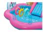 Piscine gonflable pour enfants avec bords roses, fond bleu, toboggan et arche de jeu.