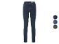 Jeans skinny bleu foncé pour femme, disponibles en plusieurs couleurs.