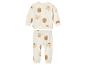 Un ensemble bébé blanc avec un sweat beige et un pantalon à imprimé ours.