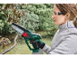 Femme taillant des branches d'arbre avec une tronçonneuse Parkside.