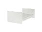 Lit bébé blanc simple avec matelas, idéal pour une chambre d'enfant.