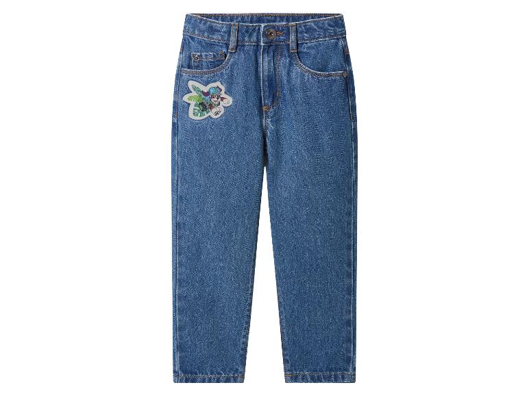 Jean en denim bleu pour enfants avec un patch coloré de chien de dessin animé sur la jambe gauche.