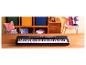 Un clavier Yamaha noir sur un bureau en bois.