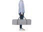 Une personne porte un lit bébé pliable gris de la marque Bebe Confort.