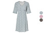 Une robe bleu clair à imprimé floral.