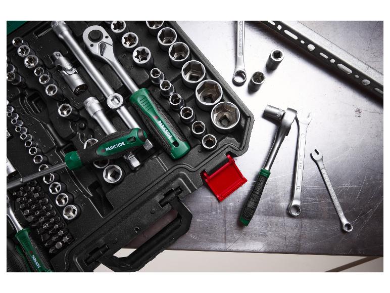 Un ensemble d'outils noir avec des clés, douilles et embouts de marque Parkside sur une surface métallique.