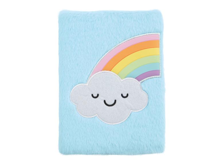 Carnet en fausse fourrure bleu clair avec arc-en-ciel et nuage brodés.