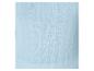 Détail d'un tissu bleu clair, côtelé et ajouré.
