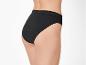 Culotte noire taille haute avec élastique visible.