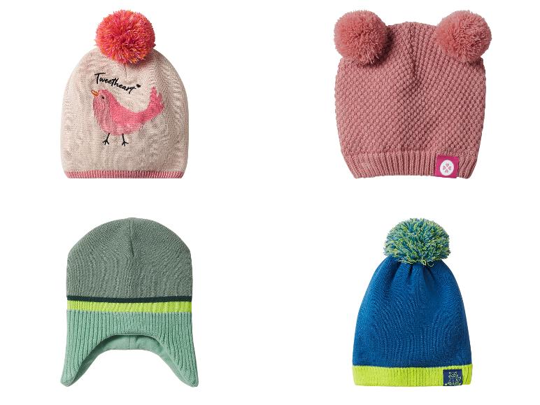 Quatre bonnets tricotés pour enfants avec pompons et motifs.