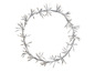 Une couronne de Noël argentée avec des lumières LED blanches.