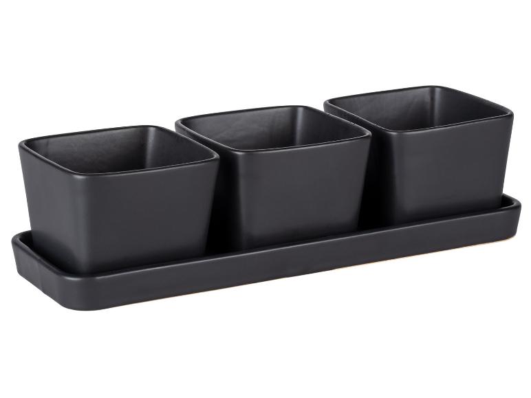 Trois pots carrés noirs avec un plateau.