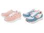 Sneakers roses et bleu pastel : chaussures décontractées.