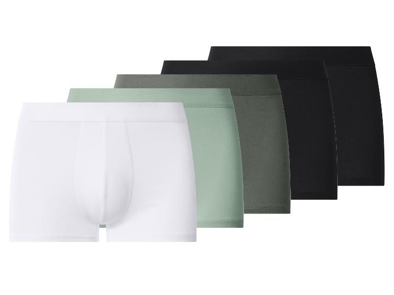 Cinq paires de boxers pour hommes en blanc, vert clair, vert foncé et noir.