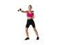 Femme faisant du sport avec des haltères.