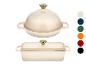 Deux casseroles en fonte couleur crème avec des boutons dorés, une ronde et une rectangulaire, avec des échantillons de couleur.