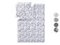 Parure de lit avec motif floral gris et blanc, avec oreiller assorti.