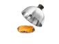 Un hamburger grillé avec du fromage fondu sous un dôme Grillmeister.