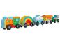 Un train en bois avec des wagons en forme d'arc-en-ciel, de nuage et de bonbon.