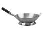 Wok en acier inoxydable avec une poignée noire et un support, sur fond blanc.