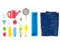 Un bac à sable bleu, un arrosoir, des outils de jardinage et une bâche bleue.