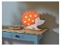 Lampe hérisson en bois avec lumières LED, sur une table en bois.