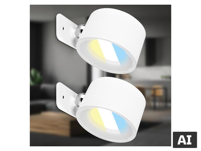 Deux spots muraux blancs avec lumière jaune et bleue, dans un intérieur flou.
