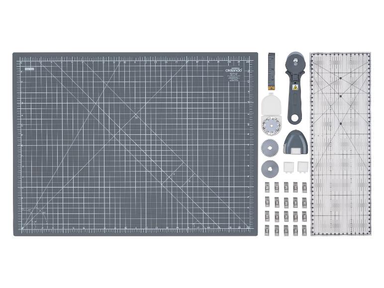 Kit de loisirs créatifs avec grand tapis de coupe, cutter rotatif, règle et pinces diverses.