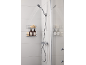 Douche moderne avec eau courante, une étagère de douche avec deux bouteilles et éponges.