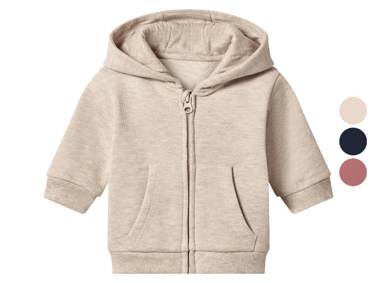Sweat à capuche beige pour bébé avec fermeture éclair et poches, également disponible dans d'autres couleurs.