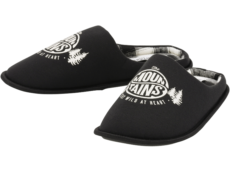 Pantoufles noires avec imprimé 'The Mountains Stay Wild at Heart' et arbres.