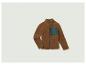 Une veste en polaire marron avec une poche verte.